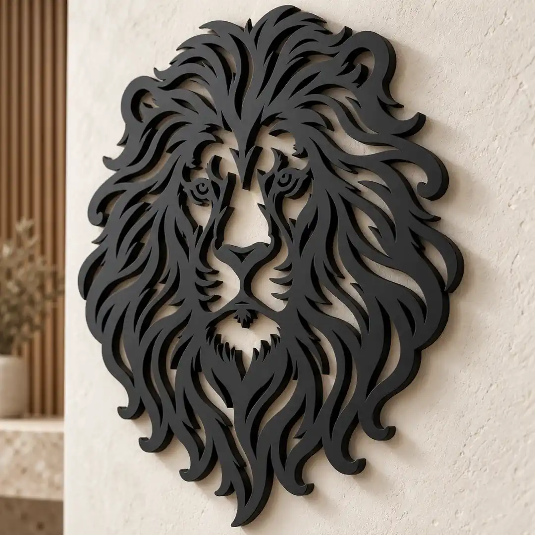 Gros plan du relief et des découpes de la décoration murale Lion noire