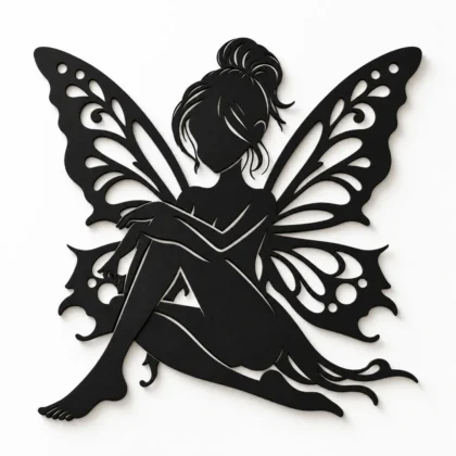 Décoration murale fée assise aux ailes de papillon ajourées en noir mat, vue de face sur fond blanc
