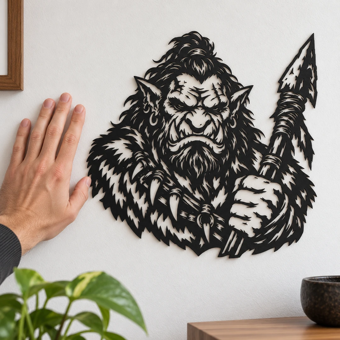 Décoration murale orc lancier présentée à une échelle réaliste