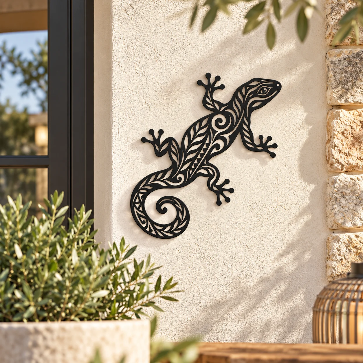 Décoration murale Salamandre noire de 23 cm placée en hauteur dans un salon
