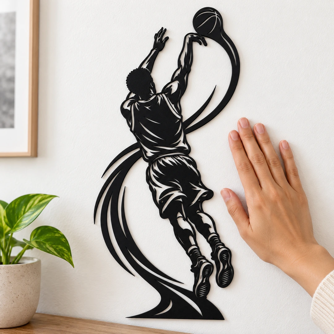Basketteur en suspension, décor mural noir mat présenté à l'échelle d'une main