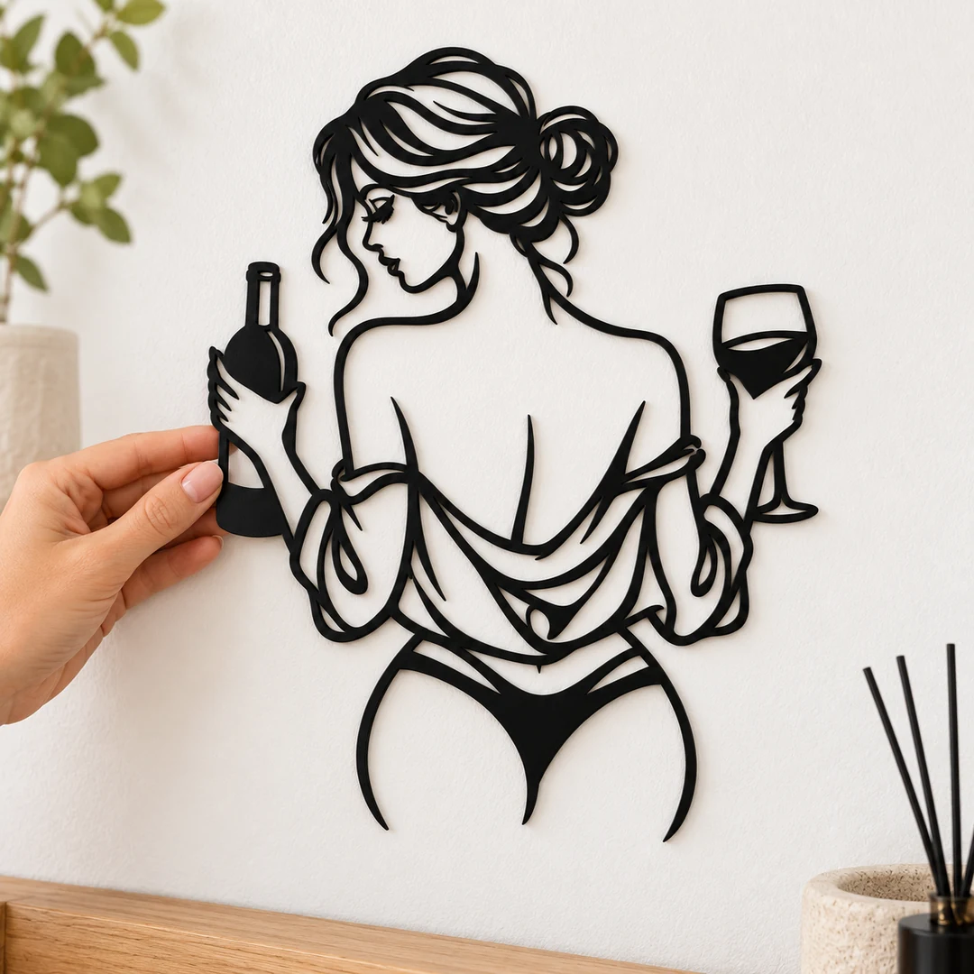 Silhouette murale de femme élégante au verre de vin, photographiée en situation
