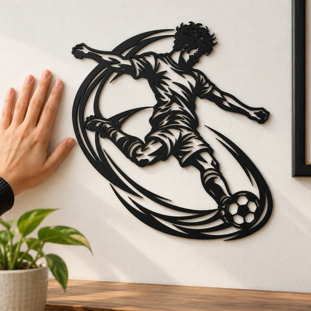 Décoration murale footballeur présentée à côté d’une main pour visualiser son échelle