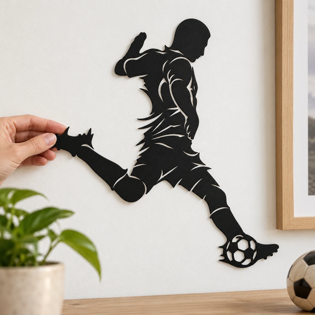 Décoration murale footballeur avec une main pour illustrer le format du modèle