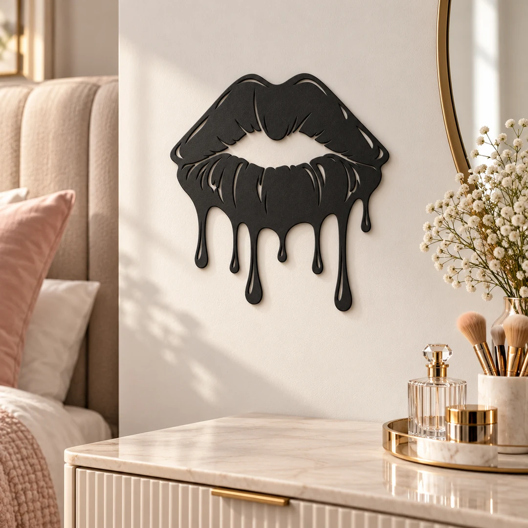 Lèvres coulantes en décoration murale dans une chambre élégante et lumineuse