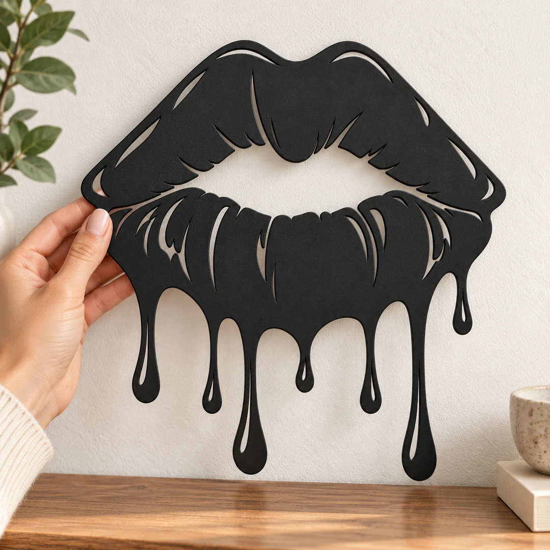 Décoration murale lèvres coulantes tenue à la main pour montrer son format