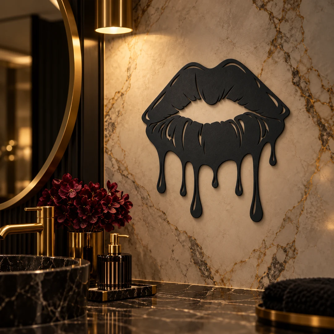 Décoration murale lèvres noires sur un mur en marbre dans un intérieur raffiné