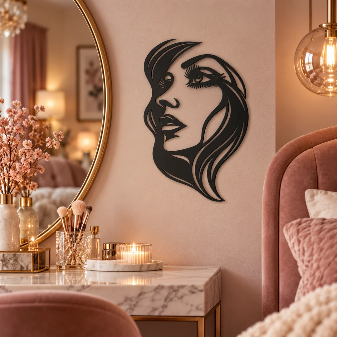 Portrait féminin mural L’élégance du regard dans une chambre avec coiffeuse